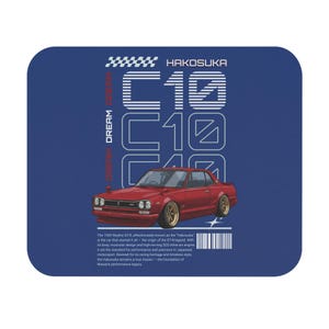 Pode incluir: Um mousepad quadrado azul com uma ilustração de carro vintage vermelho e rodas douradas. O texto "HAKOSUKA" e "C10" são exibidos em branco, juntamente com as palavras "DREAM DREAM DREAM". O mousepad tem um tema automotivo retrô.
