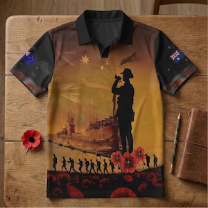 Könnte beinhalten: Kurzärmeliges Poloshirt mit patriotischem Design, das eine Silhouette eines Soldaten, eines Schiffes und Mohnblumen zeigt. Das Shirt hat australische Flaggen auf den Ärmeln und einen schwarzen Kragen. Der Hintergrund ist in Sonnenuntergangsfarben gehalten.