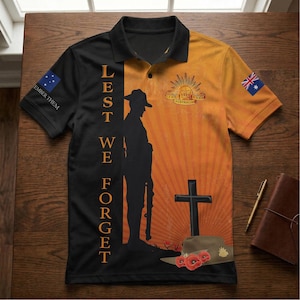 Könnte beinhalten: Schwarz-oranges Poloshirt mit einer Soldaten-Silhouette, einem Kreuz und dem Text "Lest We Forget". Mit australischen Flaggen und einem Sonnenstrahlen-Design. Enthält den Text "Remember Them".