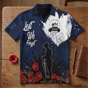 Könnte beinhalten: Marineblaues Poloshirt mit einem Design zum Gedenken an den ANZAC-Tag. Das Shirt zeigt den Text "Lest We Forget" und "25. April ANZAC Day" zusammen mit Mohnblumen und einer Soldaten-Silhouette.