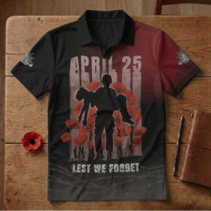 Könnte beinhalten: Schwarzes Poloshirt mit einem grafischen Design, das einen Soldaten zeigt, der eine andere Person trägt, umgeben von roten Mohnblumen. Der Text "APRIL 25" und "Lest We Forget" sind abgebildet. Das Shirt hat einen schwarzen Kragen und Ärmel mit rotem Farbverlauf.