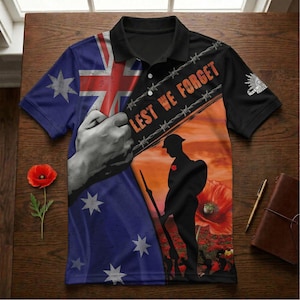 Könnte beinhalten: Schwarzes Poloshirt mit einem Design, das die australische Flagge, den Union Jack und eine Soldatensilhouette mit einer Mohnblume zeigt. Die Worte "Lest We Forget" sind auf dem Shirt aufgedruckt.