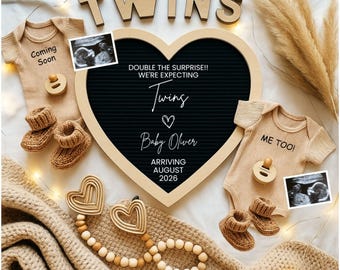 Puede incluir: Anuncio de embarazo de gemelos, con un tablero en forma de corazón que dice "Twins" y "Baby Oliver". La imagen incluye ropa de bebé, botines, chupetes y ecografías. La llegada está prevista para agosto de 2026.