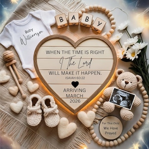 Puede incluir: Un letrero de madera en forma de corazón con el texto "WHEN THE TIME IS RIGHT, I The Lord WILL MAKE IT HAPPEN. ISAIAH 60:22 ARRIVING MARCH 2026". La imagen incluye un body de bebé, zapatos de bebé, un oso de peluche y bloques de madera que deletrean "BABY".