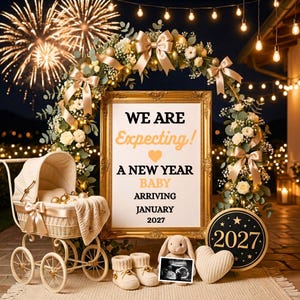 Può includere: Un cartello con cornice dorata che recita WE ARE Expecting! A NEW YEAR BABY ARRIVING JANUARY 2027, circondato da un arco floreale con fiocchi beige, una carrozzina in vimini bianco, scarpine in maglia color crema, un coniglio di peluche e un disco 2027.