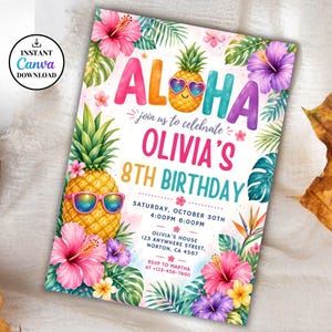 Könnte beinhalten: Eine lebendige Geburtstagseinladung mit dem Wort "ALOHA" in bunten Buchstaben, mit Ananas mit Sonnenbrillen und umgeben von tropischen Blumen und Blättern. Die Einladung ist für Olivias 8. Geburtstag mit Veranstaltungsdetails.