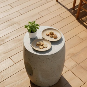 Runder Beton-Beistelltisch - Modernes minimalistisches Möbel, leichter Gartenhocker (46,5 x 40 cm)