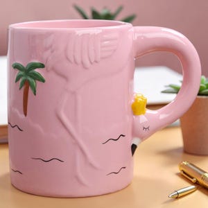 Könnte beinhalten: Ein Set aus drei Keramikbechern mit gesprenkelter, matter Oberfläche. Jeder Becher hat eine andere Farbe: hellblau, cremefarben und grau. Die Becher haben ein schlichtes, modernes Design und einen bequemen Griff.