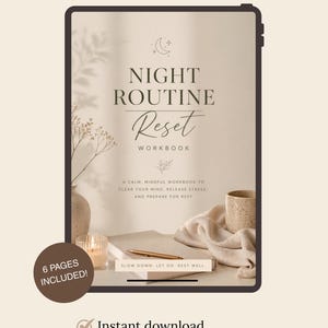 Peut inclure: Un cahier numérique intitulé "Night Routine Reset" avec une couverture beige, présentant du texte et des illustrations. L'image comprend une bougie, un stylo et une tasse. Le texte sur la couverture indique "Your calm starts here". Le cahier est conçu pour vider l'esprit et réduire le stress.