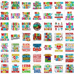 Puede incluir: Una colección de diseños cuadrados coloridos con texto relacionado con los médicos. Los diseños presentan frases como "Doctor on Duty", "Best Doctor Ever" y "Relax, My Mom is a Doctor". El texto está en varias fuentes y colores.