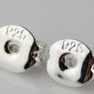 Peut inclure: Deux dos d'oreille en argent avec un poin&ccedil;on 925 sur chacun. Les dos sont con&ccedil;us pour s'adapter aux tiges d'oreille standard.