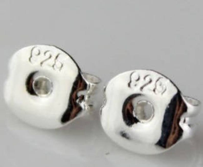 Peut inclure: Deux dos d'oreille en argent avec un poin&ccedil;on 925 sur chacun. Les dos sont con&ccedil;us pour s'adapter aux tiges d'oreille standard.
