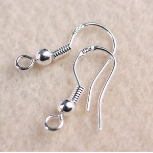 Peut inclure: Deux crochets d'oreille argent&eacute;s avec une spirale de ressort et une petite boule &agrave; l'extr&eacute;mit&eacute; de chaque crochet.