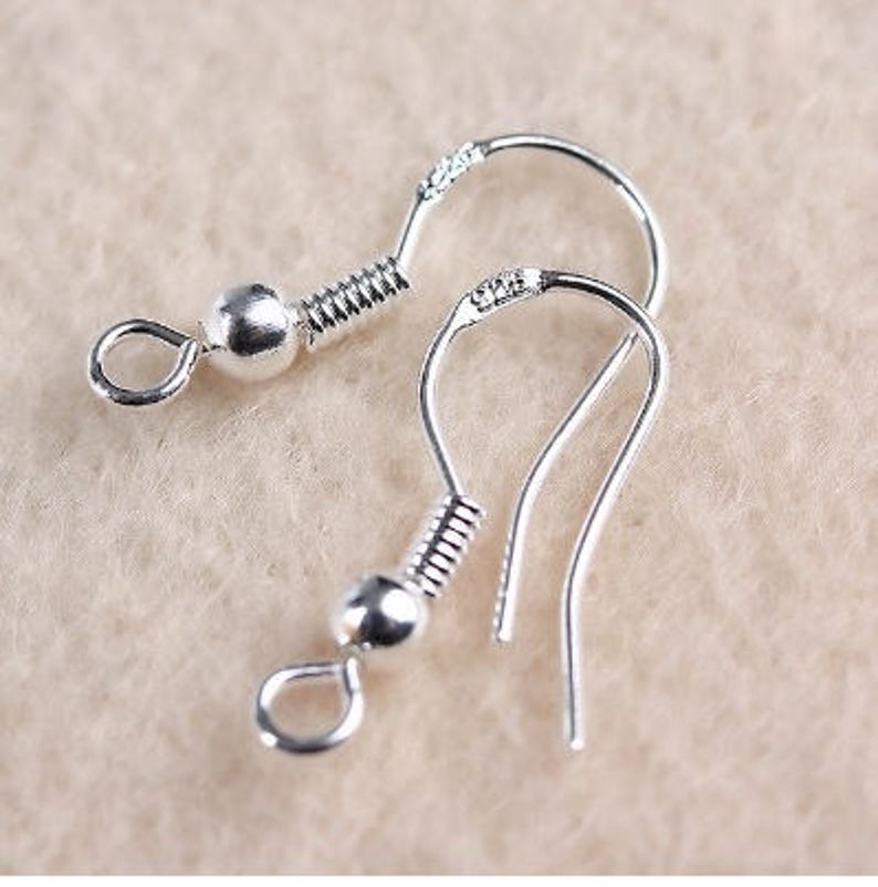 Peut inclure: Deux crochets d'oreille argent&eacute;s avec une spirale de ressort et une petite boule &agrave; l'extr&eacute;mit&eacute; de chaque crochet.