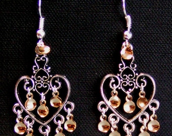 Gro - Pendientes estilo Sølje noruego con filigrana de corazón bañados en plata antigua y 9 gotas de oro
