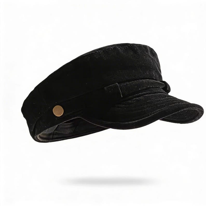 Puede incluir: Gorra de terciopelo negro con una visera corta y una banda decorativa. La gorra tiene un bot&oacute;n dorado en el lateral. Este elegante sombrero es un accesorio cl&aacute;sico.
