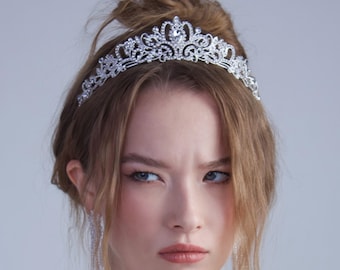 Minimalist Bridal Tiara, Dainty Wedding Crown, Romantic Heart Headpiece, Brass Bridal Crown, Heart of Light