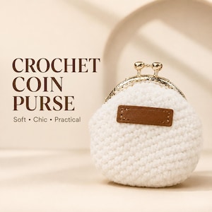 Può includere: Un portamonete all'uncinetto bianco con chiusura a scatto in metallo dorato e una toppa rettangolare in similpelle marrone sul davanti. Il testo CROCHET COIN PURSE e Soft • Chic • Practical è stampato in marrone scuro sul lato sinistro.