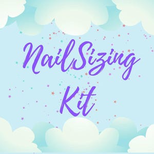 Op de afbeelding: Een lichtblauwe achtergrond met witte wolken aan de boven- en onderkant, versierd met kleine veelkleurige sterren. De tekst Nail Sizing Kit staat in een paars cursief lettertype in het midden van de afbeelding, omringd door verspreide sterren.