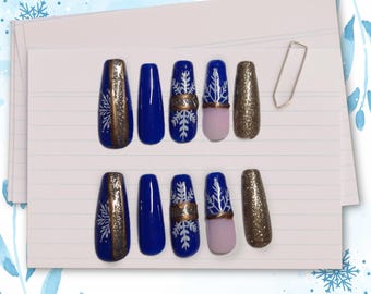Winterschneeflocken drücken auf Nägel, Blau- und Goldglitter, Feiertagsweihnachtsset