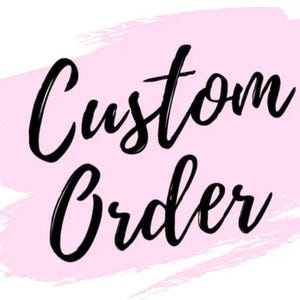 以下が含まれることがあります： 「Custom Order」の文字が、エレガントな黒い筆記体で、柔らかいピンク色の水彩画風の背景に表示されています。 デザインは白い背景に配置されており、視覚的に魅力的なコントラストを生み出しています。