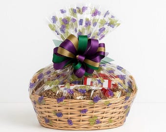 Cesta de regalo de uvas toscanas envuelta a mano con chocolates, galletas y dulces variados