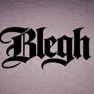 以下が含まれることがあります： 黒いゴシック様式のテキスト「Bleigh」が、テクスチャ加工されたくすんだ紫色の背景に表示されています。 この単語は、各文字が丁寧に作られた、様式化された装飾的なフォントで書かれています。 全体的な美しさは暗く大胆です。