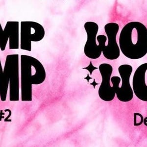 Puede incluir: Dos calcomanías negras "WOMP WOMP" sobre un fondo rosa teñido anudado. Una calcomanía está en una fuente en negrita y en bloque, etiquetada como "Calcomanía #2". La otra, "Calcomanía #3", presenta una fuente groovy con acentos de estrellas.