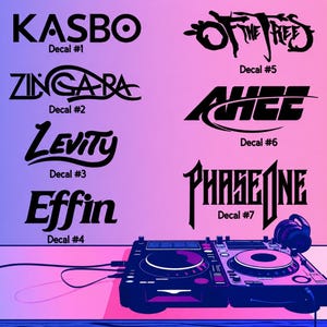 Op de afbeelding: Een verzameling van zeven zwarte vinylstickers met de tekst KASBO, ZINGARA, LEVITY, Effin, OF THE TREES, AHEE en PHASEONE, weergegeven boven een zwarte DJ-controller met een koptelefoon op een roze en blauwe gradiëntachtergrond.