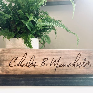 Personalisiertes Namensschild aus Holz mit Lasergravur für Schreibtisch und Büro