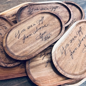 Cartera personalizada con escritura a mano para guardar todas las llaves, cambio de dinero, mesita de noche, bandeja de madera grabada con citas hecha a pedido