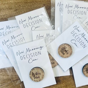 Nieuwe huwelijksbeslissing Flip Coin Lasergegraveerde houten nieuwigheidskaart Geschenkmand Toevoegen