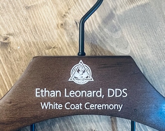 Percha blanca grabada personalizada: regalo de graduación de doctorado