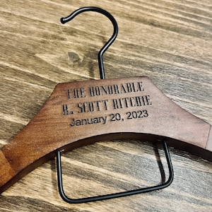 JUDGE Hanger Honorable Robe Ships Quick Custom Wooden Suit HIGH QUALITY hangers wedding groom pictures modern logo