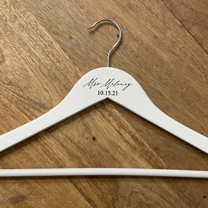 Schiffe SCHNELL! GRATIS Braut Kleiderbügel NEUES Design Hochzeit Kleiderbügel Laser gravierte Holz Kleiderbügel Braut Bräutigam Brautjungfer Trauzeuge
