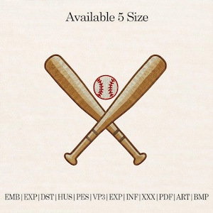 Può includere: Un disegno ricamato con due mazze da baseball incrociate e una palla da baseball. Le mazze sono marroni chiare con dettagli marroni scuri. La palla da baseball è rossa e bianca. Il testo "Available 5 Size" è in alto.