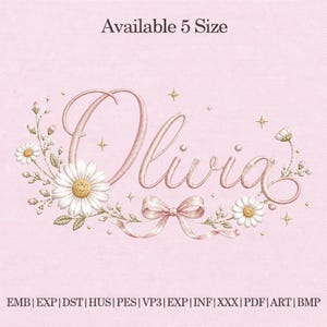 Peut inclure: Fond rose avec le nom "Olivia" en écriture cursive, orné de marguerites et d'un nœud. Le texte "Available 5 Size" est en haut. Formats de fichiers de broderie listés en bas.