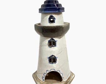 Figura de faro de cerámica, portavelas, decoración náutica, blanco y azul.