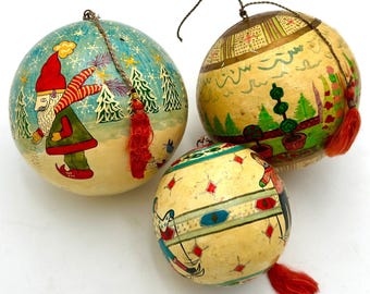 Conjunto de 3 adornos navideños pintados a mano con la técnica de decoupage: escenas de invierno y jardín.