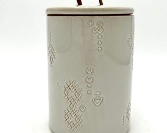 Tarro de cerámica para golosinas de mascotas Pet Shop by Fringe Studio con tapa hermética y asa de cuero