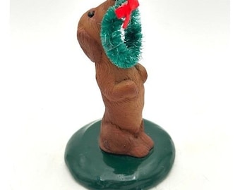 Figura vintage de perro salchicha con corona de flores de Byers Choice, The Carolers, 1990, 15 cm (6 pulgadas), color marrón.