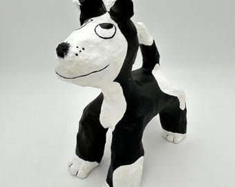 Figura de perro de papel maché de 10 pulgadas hecha a mano, escultura artística caprichosa en blanco y negro, firmada.