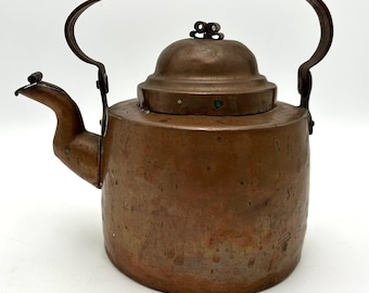 Tetera de cobre antigua rústica de una granja estadounidense de principios del siglo XX