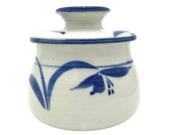 Mantequera francesa de gres azul y blanco, firmada por Didi Studio Pottery.
