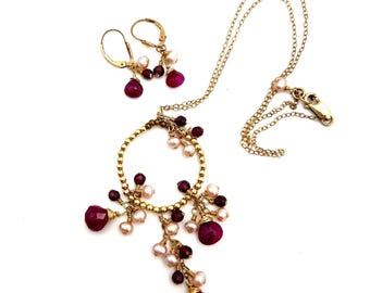 Conjunto de collar y pendientes Trent de 40 cm (16") en tono dorado con piedra roja y perlas de imitación.