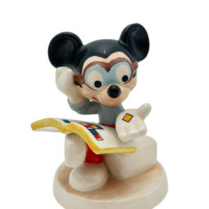 Figura de cerámica vintage de Mickey Mouse Científico de Disney de Goebel de 4 pulgadas, firmada y numerada. imagen 1