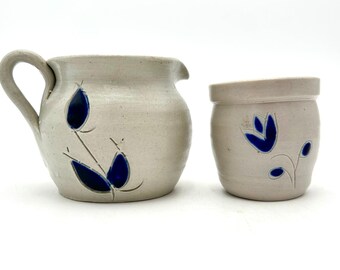 Jarra para crema y azucarero de cerámica azul vidriada con sal, estilo Williamsburg Pottery, años 90.