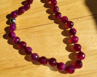 Shades of raspberries agate faceted bead necklace