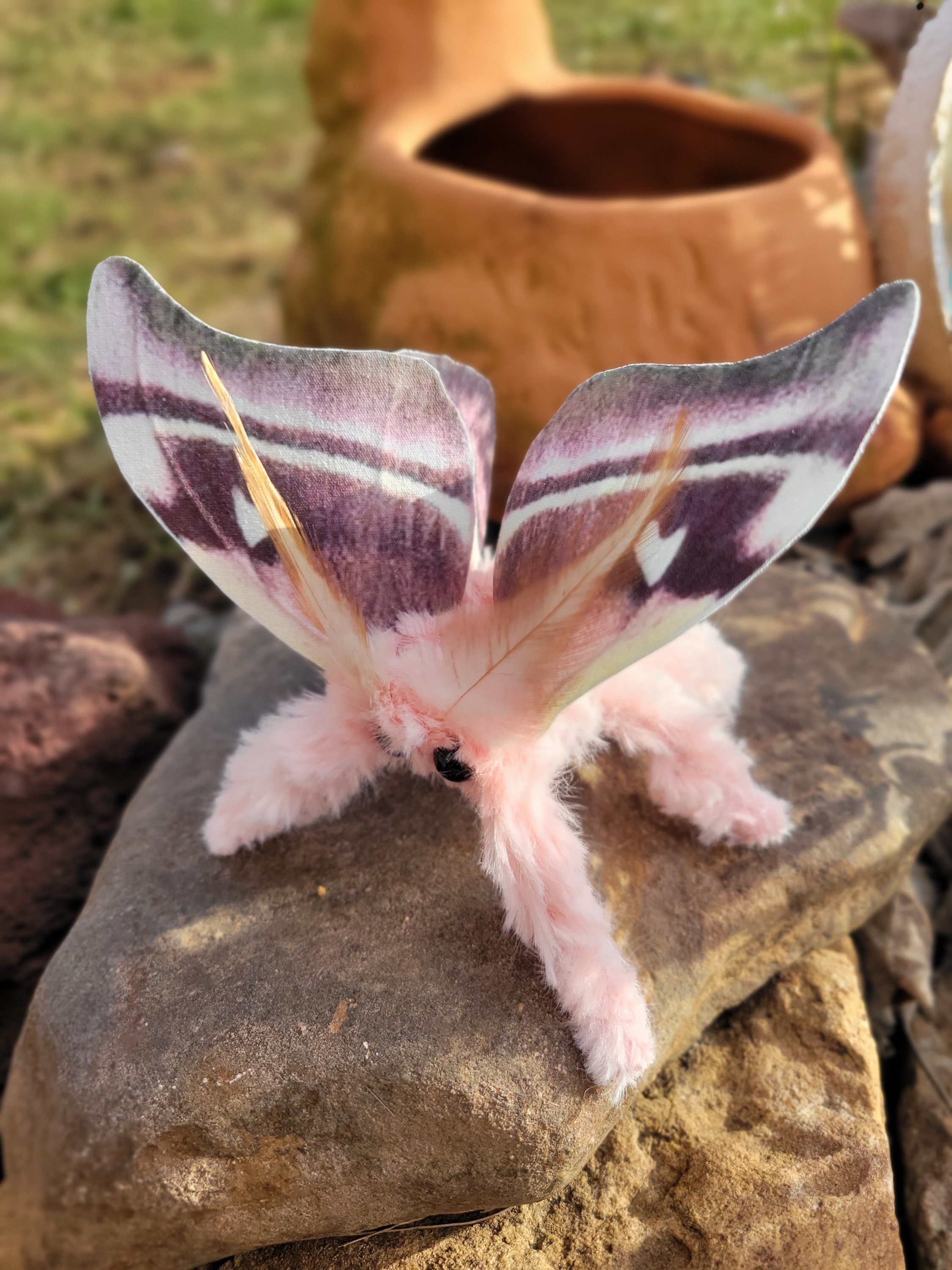 Papillon de nuit en soie rose, sculpture souple de papillon, chêne,  taxidermie textile, poupée, peluche, jouet, fabriqué sur commande. -   France