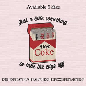 Peut inclure: Une broderie représentant un paquet de cigarettes Diet Coke avec le texte "Juste un petit quelque chose pour se détendre." Le paquet est rouge et blanc, avec "Diet Coke" dans une police stylisée. Le texte "Available 5 Size" est également inclus.
